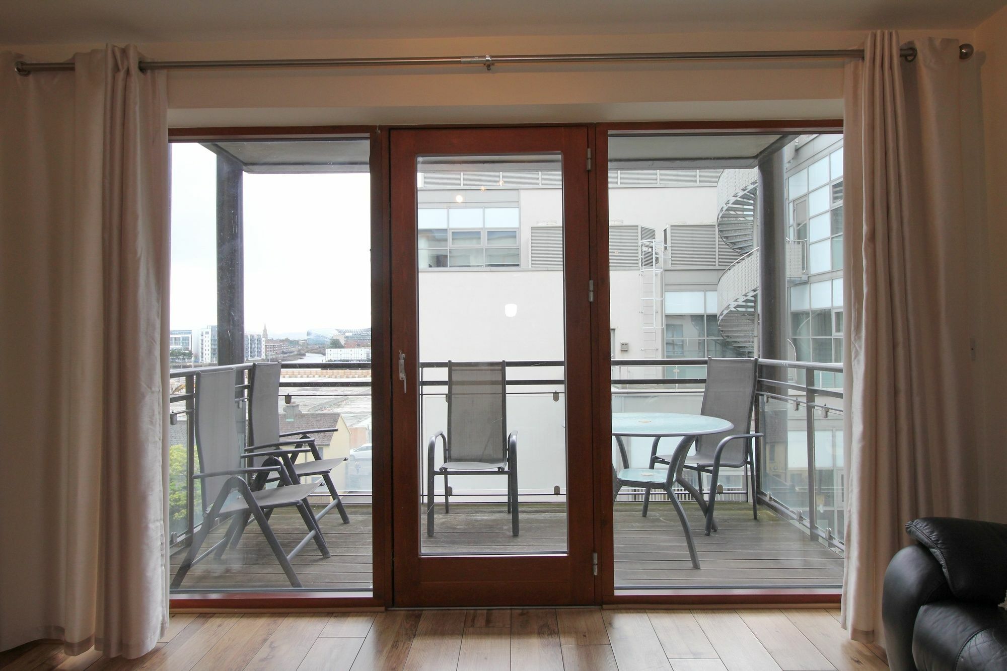 Point Village Modern Apartment Дублин Экстерьер фото